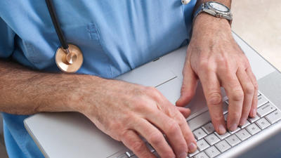 Doctor using laptop (1)