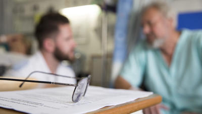 Doctor with patient (1)